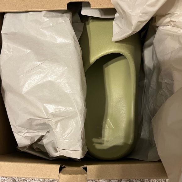 YEEZY SLIDE - Picture 3 of 7